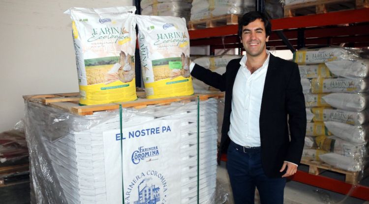 El gerent de Farina Coromina, Lluís Coromina, amb dos sacs de farina ecològica de l'empresa. ACN