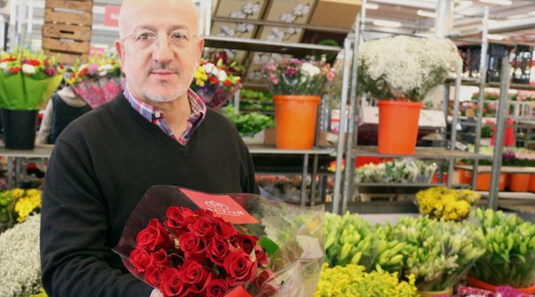 Josep Ruiz, majorista del Mercat de Flor i Planta Ornamental de Catalunya, amb un ram de roses a la mà. ACN