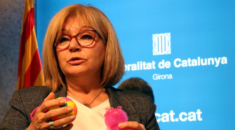 La directora de l'Agència Catalana del Consum, Montserrat Ribera, amb dues joguines retirades del mercat. ACN