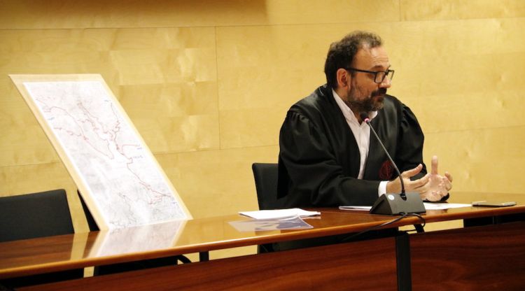 L'advocat de la defensa de Jordi Magentí, Benet Salellas, amb un plànol de Susqueda. ACN