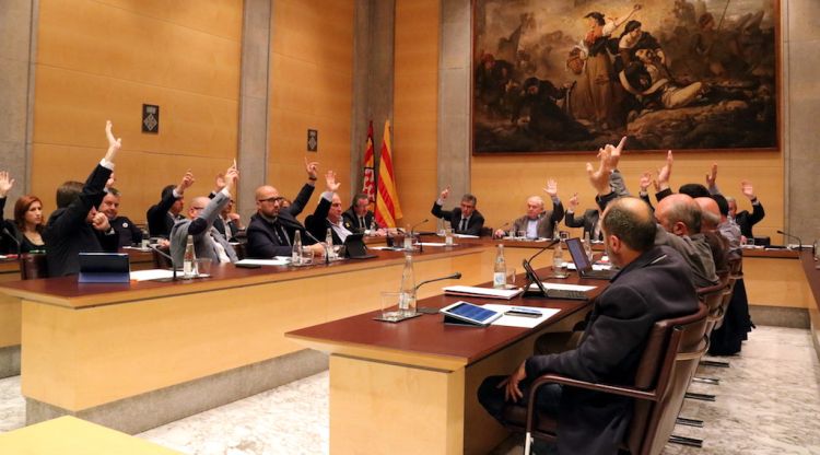 El moment de la votació al ple de la Diputació de Girona. ACN