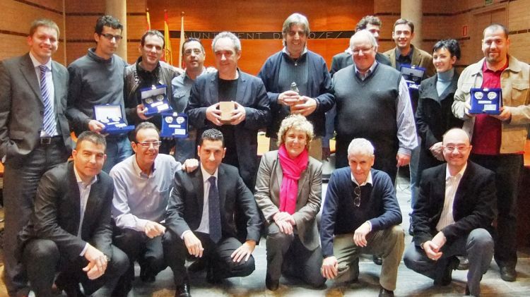 Ferran Adrià (centre) ha acompanyat als treballadors del seu restaurant premiats avui © AG