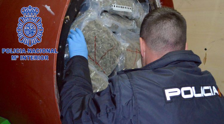 Un agent de la policia espanyola inspeccionant el cilindre pintant de la furgoneta interceptada a La Jonquera