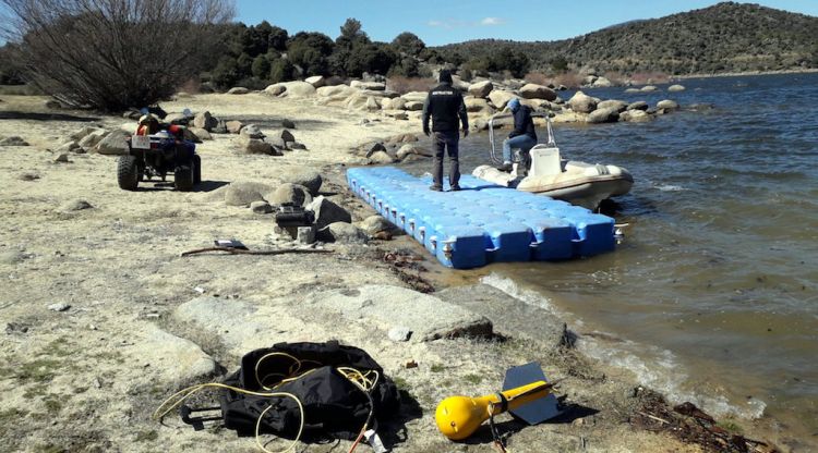 En primer terme el gradiòmetre de protons que es va utilitzar per rastrejar el fons del pantà de Susqueda. ACN