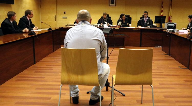 D'esquenes, el condemnat per apunyalar un amic a Palamós, durant el judici. ACN