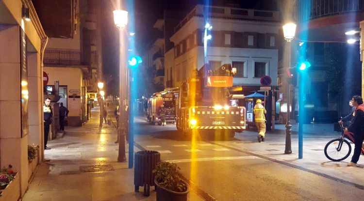 Efectius dels cossos d'emergències durant l'extinció de l'incendi en un bar de Blanes