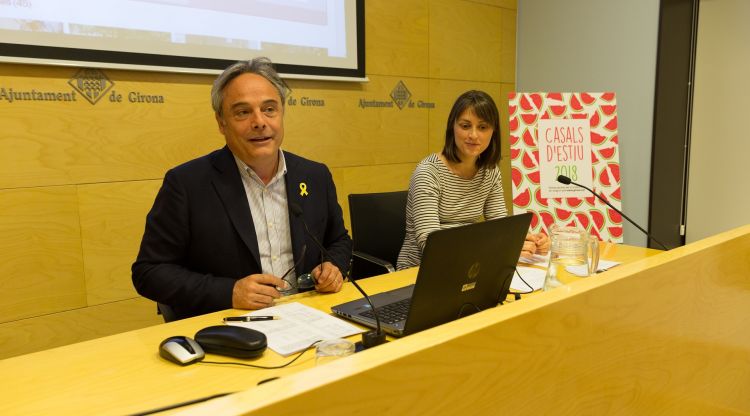 Carles Ribas i Cristina Casas presentant les activitats d'aquest estiu