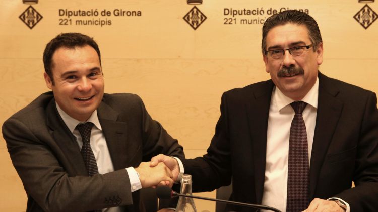 El delegat general de 'la Caixa' a Girona, Jordi Nicolau (esquerra), amb el president de la Diputació de Girona, Enric Vilert © ACN