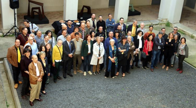 Foto de família de l'esmorzar literari de Girona, organitzat aquest any per l'ajuntament. ACN