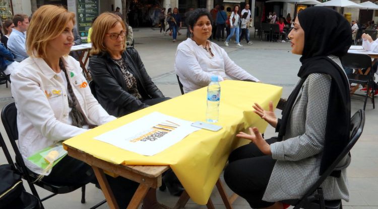 Una de les participants al projecte de 'Biblioteca humana' a Figueres explicant la seva història. ACN