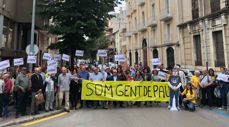 Un dels moments del tall de la manifestació convocada pels CDR al carrer Nou de Figueres. ACN