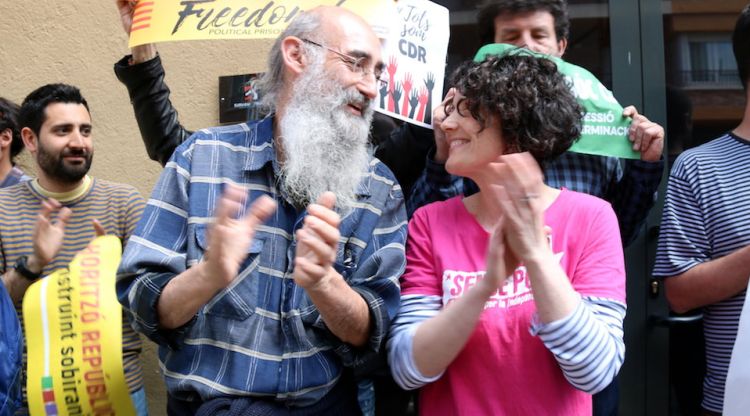 Els dos regidors de la CUP del Ripollès que no han entrat als jutjats de Ripoll. ACN