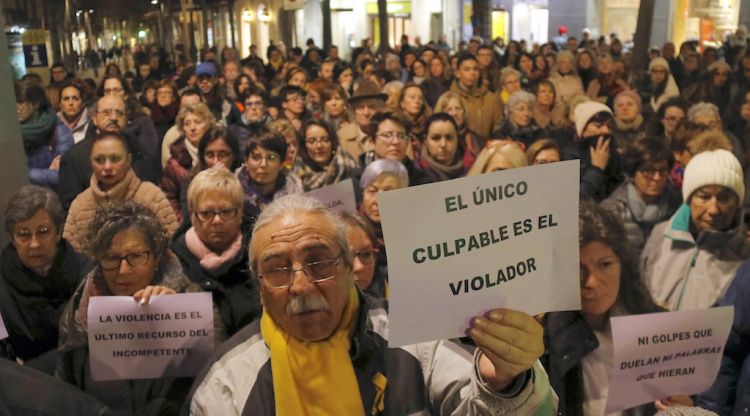 Detall de la concentració a Mataró contra la violació a una veïna de la ciutat el gener d'aquest any. ACN