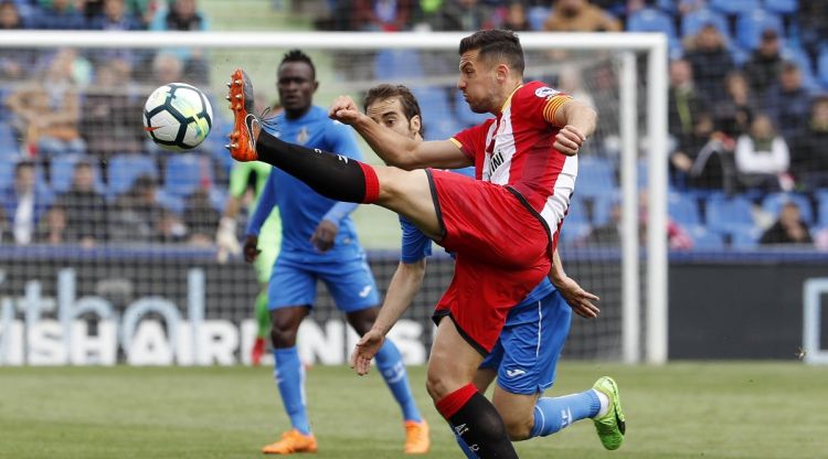 Àlex Granell en una jugada durant el partit al Coliseum. Girona FC