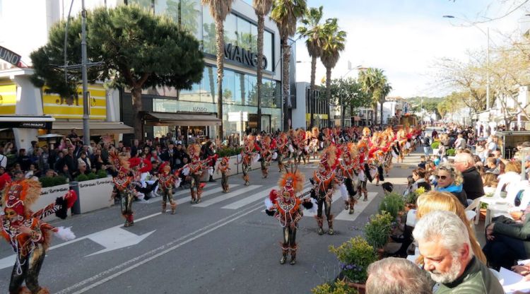 La rua mentre desfilaven una de les colles. Carlus Gay