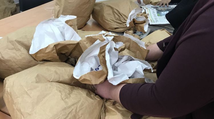 Veïns de La Farga preparant el muntatge de l'Exposició de Flora de Banyoles. ACN
