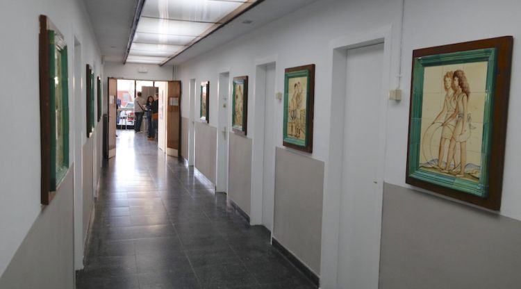 El passadís on estan instal·lades les ceràmiques de Josep Aragay que s'han localitzat a l'edifici municipal Pere Calafell. ACN