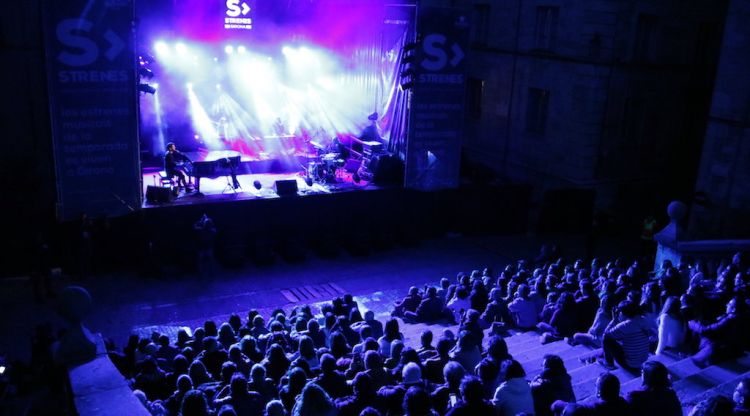 Pla general del concert de Joan Dausà al festival Strenes de Girona. ACN