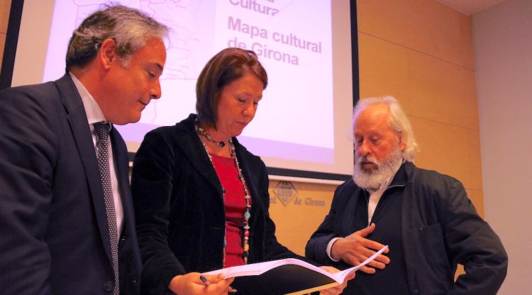 Carles Ribas, Marta Madrenas i Jaume Colomer, fullejant el document. ACN