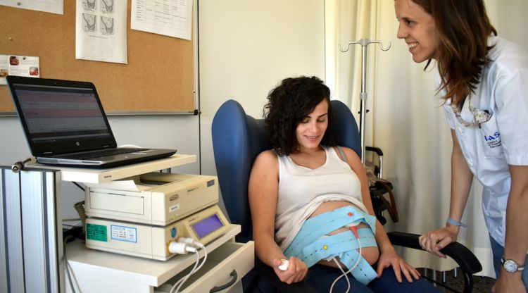 Una dona embarassada i una llevadora a l'Hospital Santa Caterina (arxiu)