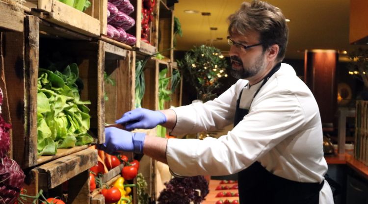 El cuiner Carles Fàbregas fent una demostració de cuina saludable a un hotel de Lloret de Mar. ACN