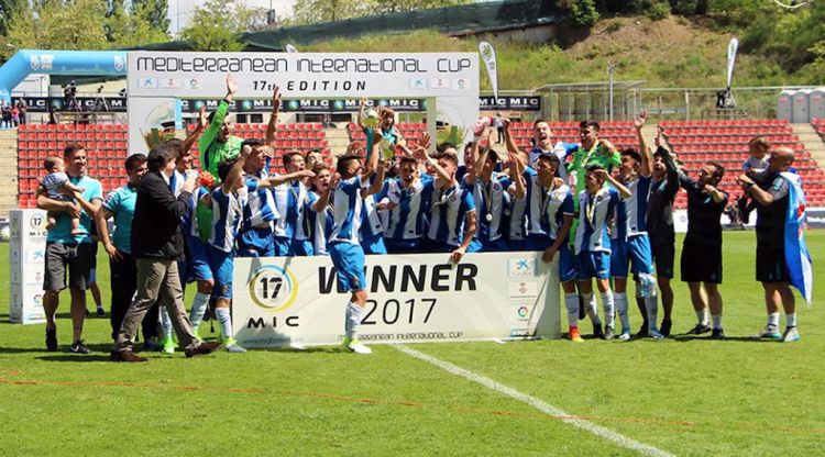 Un dels equips celebrant la victòria del torneig MIC