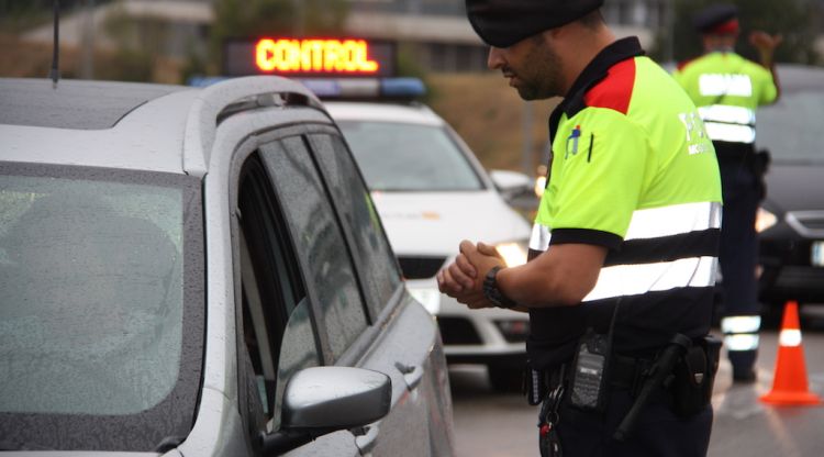 Un agent dels Mossos d'Esquadra demana la documentació a un conductor durant un control de trànsit a l'A2. ACN