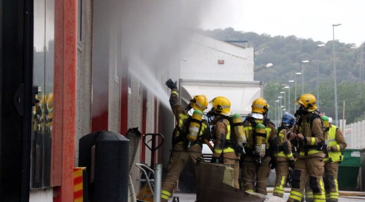 Els Bombers treballant en l'incendi de la fàbrica de Gas Gas, aquest matí. ACN