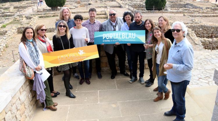 Fotografia de família de la presentació del Portalblau de l'Escala, aquest matí. ACN