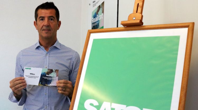 El portaveu del sindicat SATSE a Girona, David Olivares, presentant la campanya per trencar estereotips. ACN