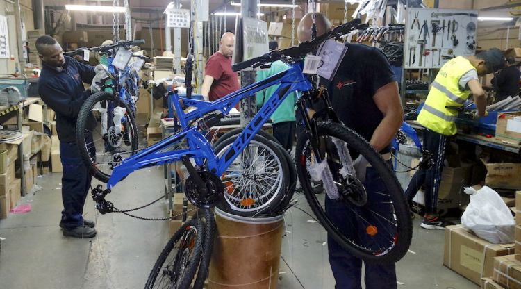Cadena de muntatge de bicicletes que l'empresa d'inserció Ecosol. ACN