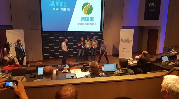 Moment en el que Wikiloc recull el premi a la millor aplicació de fitness de Garmin