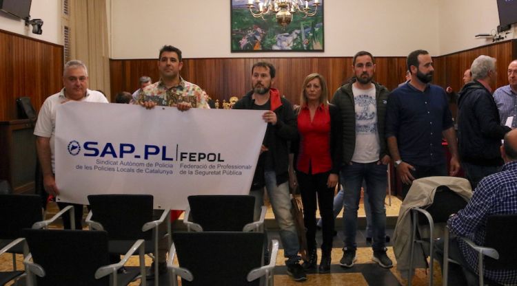Els treballadors i representants sindicals que s'han personat al ple de Figueres per denunciar el seu malestar. ACN