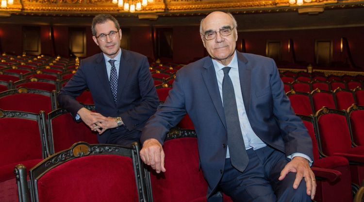 Valentí Oviedo (darrera) en la presentació acompanyat per Salvador Alemany