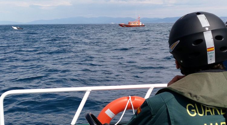 Efectius del servei marítim de la Guàrdia Civil i de Salvament Marítim durant l'actuació de rescat