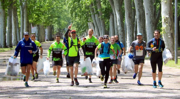 Els corredors arribant al Parc de la Devesa aquest diumenge amb bosses de deixalles a les mans. ACN