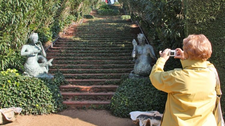 Una turista al Jardi de Santa Clotilde de Lloret de Mar (Selva) © ACN