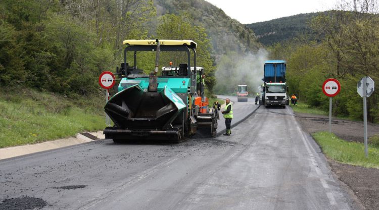 Una màquina col·locant una capa d'asfalt a la carretera GIV-4082. ACN