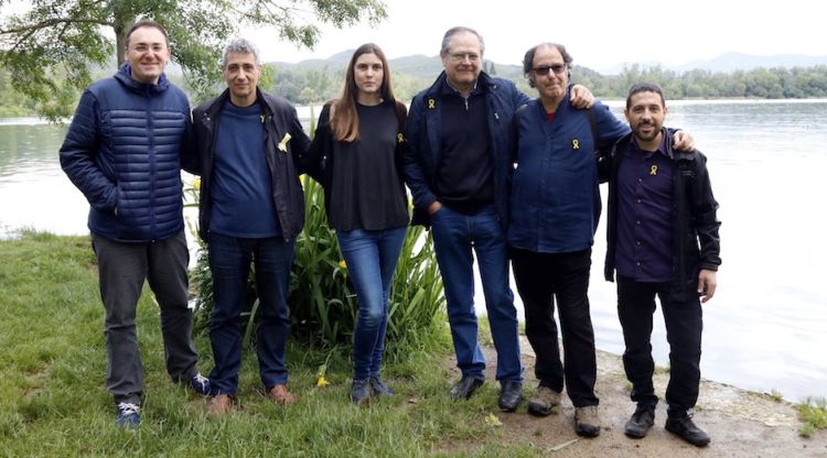 Membres de l'organització de la 'sardana per la llibertat' amb l'escriptor Josep Navarro Santaeulàlia i el compositor Paco Viciana. ACN