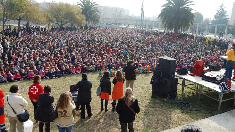 Un total de 3.000 infants han conclòs les jornades obrint un parigües per la pau © AG