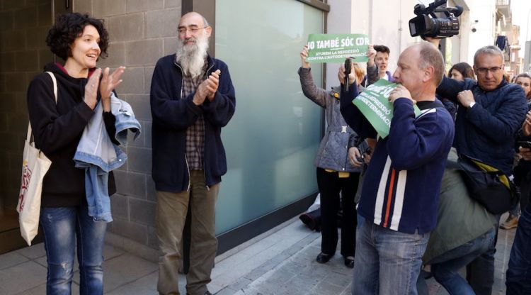 Els dos regidors de la CUP del Ripollès aplaudint els concentrats a les portes dels jutjats on han sortit en llibertat. ACN