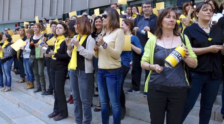 Els treballadors de la Delegació de la Generalitat a Girona en el moment de la cassolada. ACN