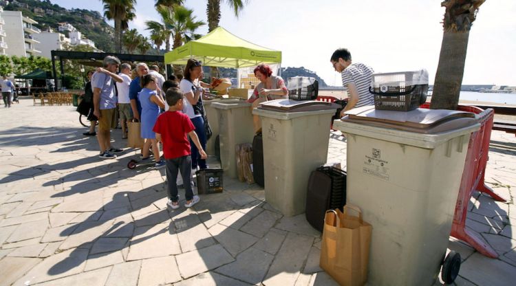 Alguns dels nous contenidors i els veïns de Blanes al costat