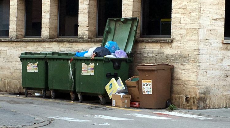Un punt de recollida d'escombraries a Banyoles amb bosses a terra (arxiu). ACN