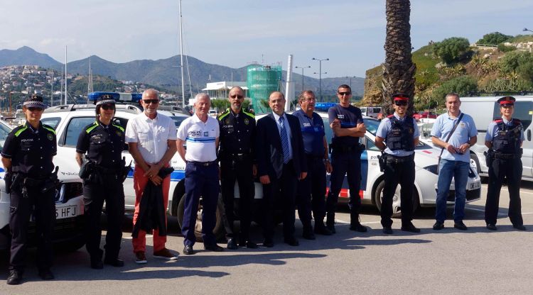 Els agents de la policia de Llançà, Banyuls i les autoritats durant la jornada