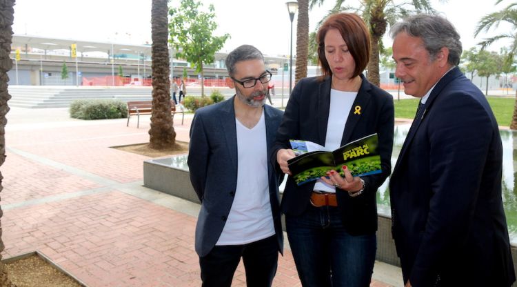 L'alcaldessa de Girona, Marta Madrenas, i els regidors Narcís Sastre i Carles Ribas, avui al parc Central. ACN