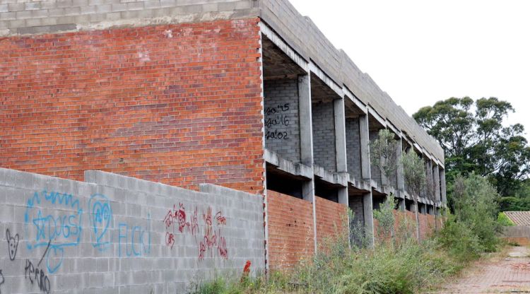 Un dels edificis que estan inacabats al carrer Vapor de Palafrugell. ACN