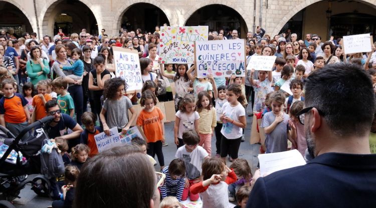 La concentració convocada per les AMPA i les AFA del Gironès i el Pla de l'Estany a Girona