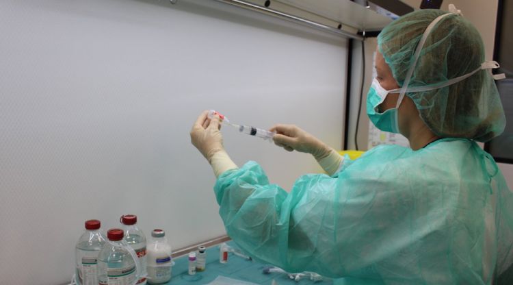 La preparació de medicaments a la nova àrea de sales blanques de Farmàcia del Trueta