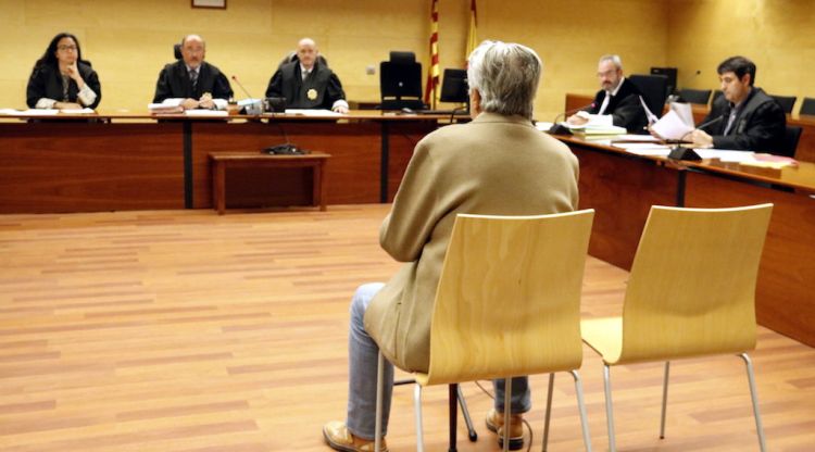 D'esquenes, l'acusat d'agredir sexualment la neta a Riells i Viabrea durant el judici a l'Audiència de Girona. ACN